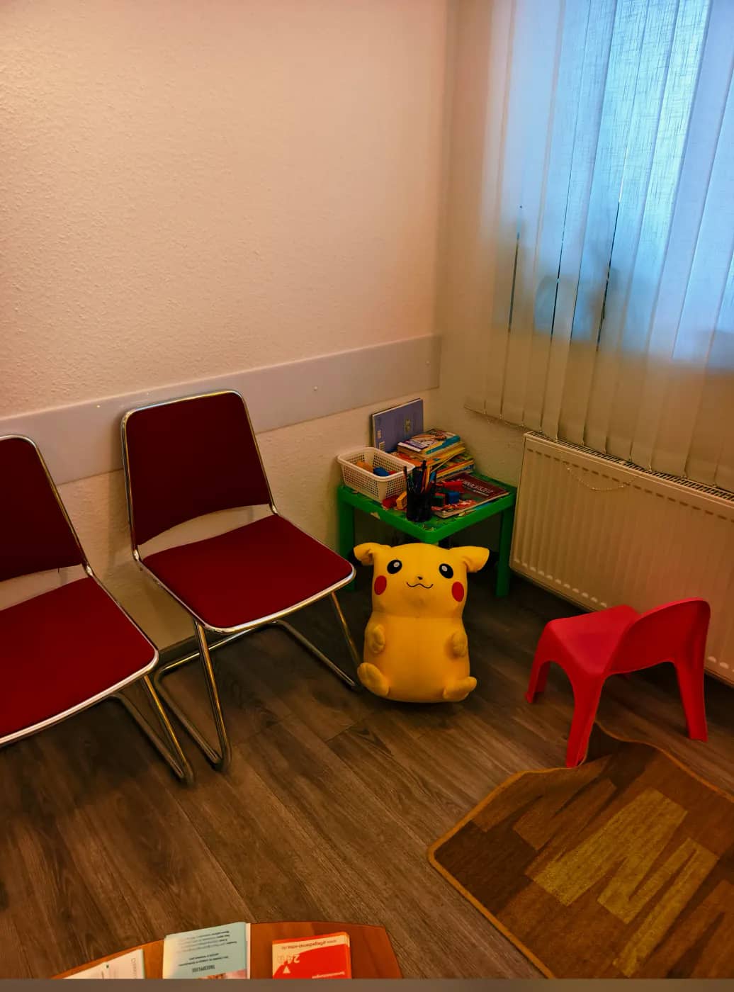 Konforlu şekilde döşenmiş bekleme odası – Praxis Am Salzmarkt, Osnabrück – Fotoğraf 2 / 15