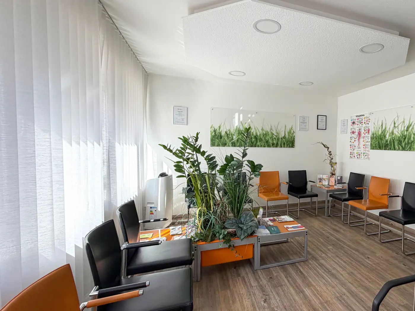 Konforlu şekilde döşenmiş bekleme odası – Praxis Johannisstraße, Osnabrück – Fotoğraf 1 / 3