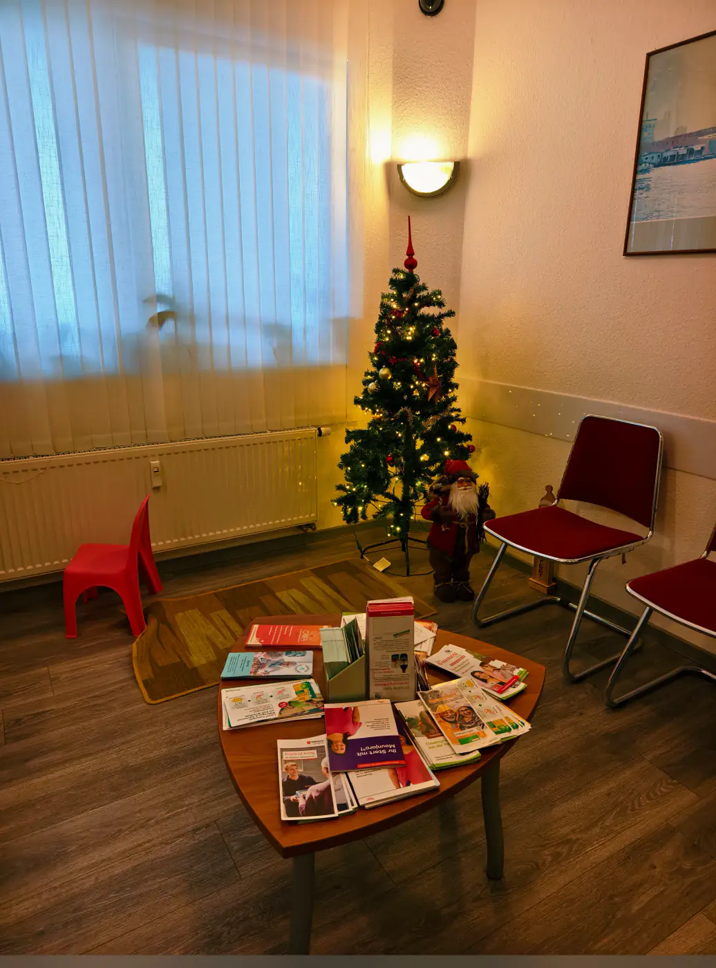 Konforlu şekilde döşenmiş bekleme odası – Praxis Am Salzmarkt, Osnabrück – Fotoğraf 1 / 15